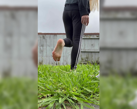 Teddysucc aka teddysucc OnlyFans - First videos of me Going outside in the grass and dirtying up my bare feet