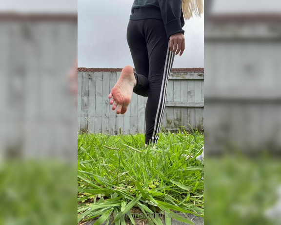 Teddysucc aka teddysucc OnlyFans - First videos of me Going outside in the grass and dirtying up my bare feet