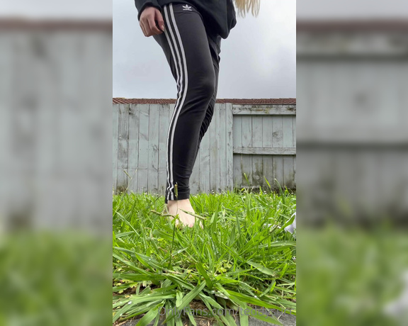 Teddysucc aka teddysucc OnlyFans - First videos of me Going outside in the grass and dirtying up my bare feet