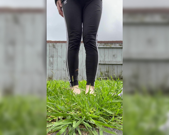 Teddysucc aka teddysucc OnlyFans - First videos of me Going outside in the grass and dirtying up my bare feet