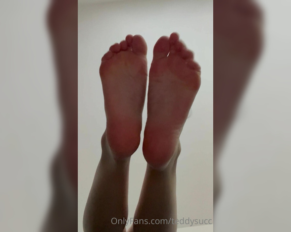 Teddysucc aka teddysucc OnlyFans - Tempting & teasing you by Moisturising my feet while you’re under them you can look