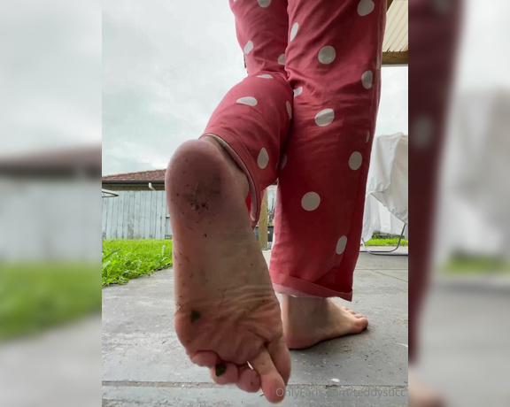 Teddysucc aka teddysucc OnlyFans - Dirty soles from walking around outside in bare feet