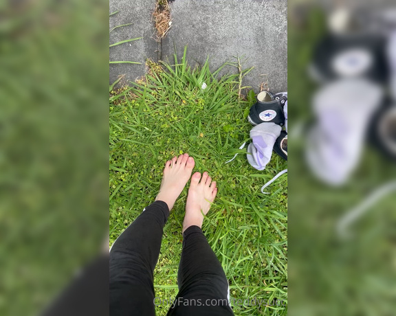 Teddysucc aka teddysucc OnlyFans - Vid + more pics of me getting my feet dirty outside in the grass