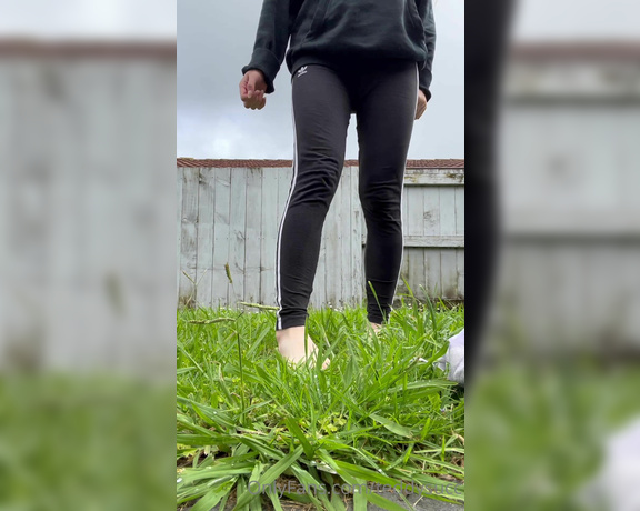 Teddysucc aka teddysucc OnlyFans - First videos of me Going outside in the grass and dirtying up my bare feet