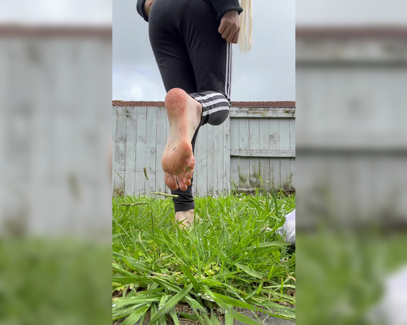 Teddysucc aka teddysucc OnlyFans - First videos of me Going outside in the grass and dirtying up my bare feet