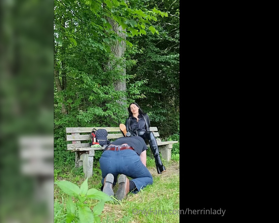 Herrin Lady Sarah aka herrinlady OnlyFans - Mein Lederschwein durfte mir auf der Bank im Wald die Stiefel polieren und den Dreck von