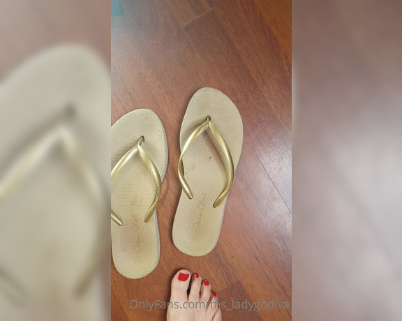 Lady Godiva aka , ms_ladygodiva OnlyFans - Slipping on my flip flops with red painted toenails #sexytoes #footfetish