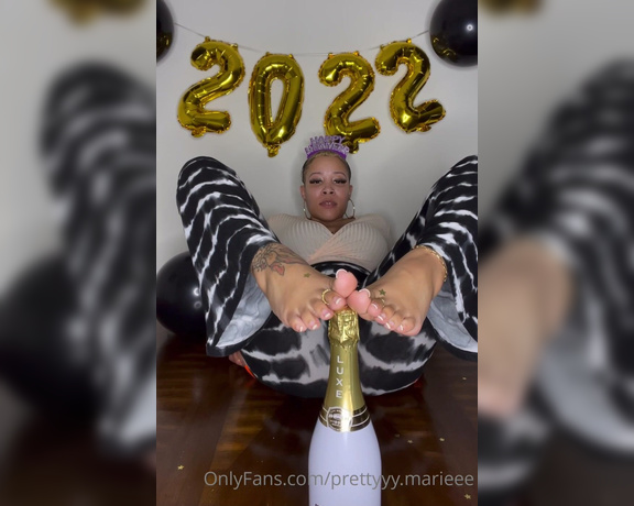 PrettyyyFeetMarieee aka prettyyymarieee OnlyFans - First video of 2022 Comment below what you wanna see more of in the new year!