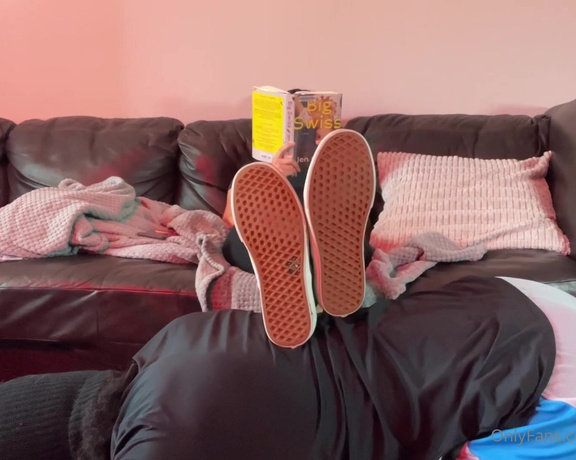 Soldmysole aka soldmysole OnlyFans - My footstool is being put to good use but my feet are so sweaty and stinky