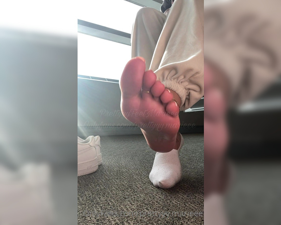 PrettyyyFeetMarieee aka prettyyymarieee OnlyFans - Kiss my feet, while I wait for my flight!!