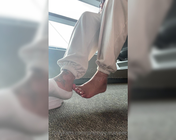 PrettyyyFeetMarieee aka prettyyymarieee OnlyFans - Kiss my feet, while I wait for my flight!!