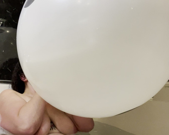 ButtPlugBetty - Blowing up panda balloon in bubble bath