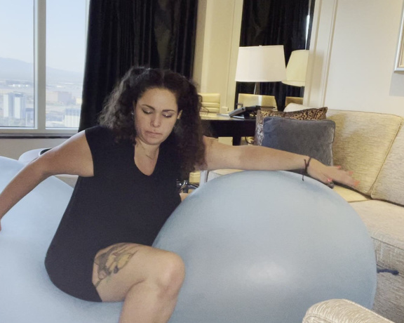 ButtPlugBetty - Play with my balloons in my hotel room