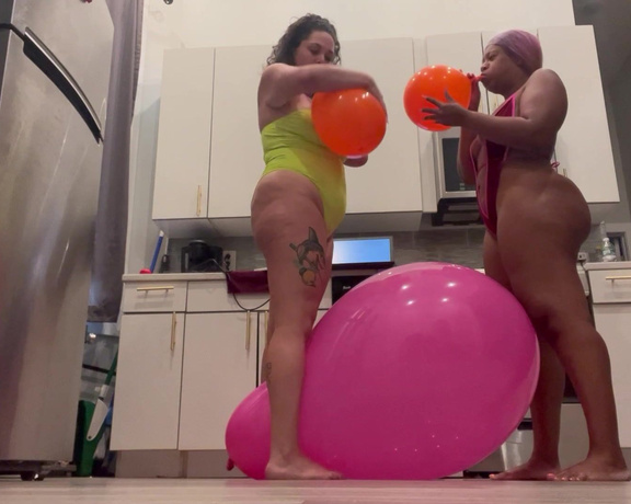 ButtPlugBetty - Showing another friend how I pop balloon