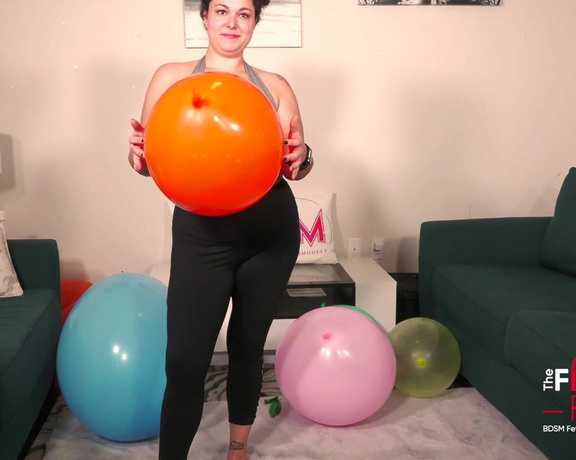 ButtPlugBetty - Playing with my Balloons at the Studio