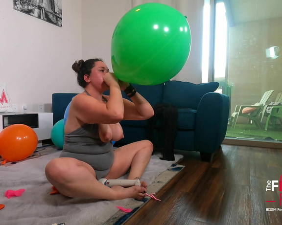 ButtPlugBetty - Playing with my Balloons at the Studio