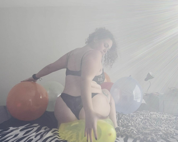 ButtPlugBetty - Popping Balloons with my huge ass