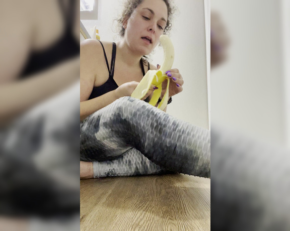 ButtPlugBetty - Slut puts a banana in her ass then eats