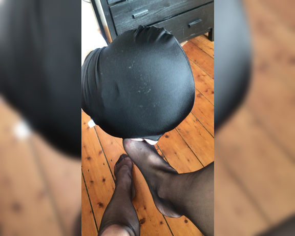 Lady Dark Angel aka Ladydarkangeluk Onlyfans - 1 min clip of some loveky foot worship with tights on #footworship #tights @nylons #submissive #mask