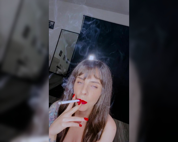 ManyVids - Dani Lynn - Filming Myself Smoking 1