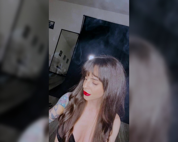 ManyVids - Dani Lynn - Filming Myself Smoking 1