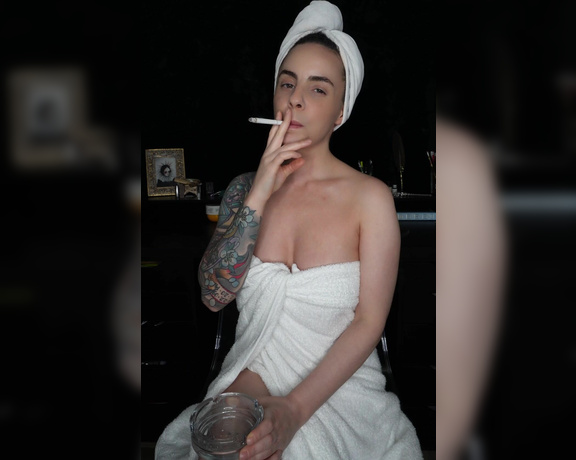 ManyVids - Dani Lynn - Smoking After Shower 2