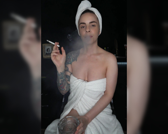 ManyVids - Dani Lynn - Smoking After Shower 2