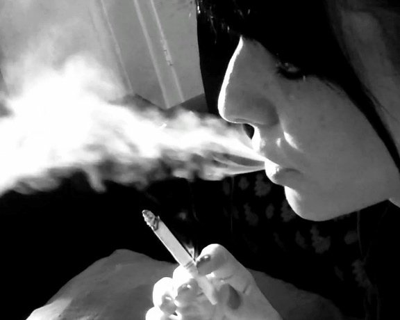 ManyVids - Dani Lynn - Smoking in Natural Light