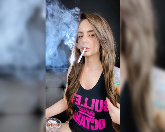 ManyVids - Dani Lynn - Smoking in Boy Shorts