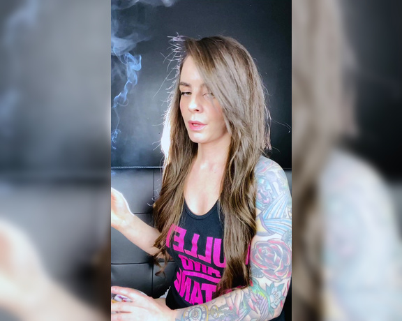 ManyVids - Dani Lynn - Smoking in Boy Shorts