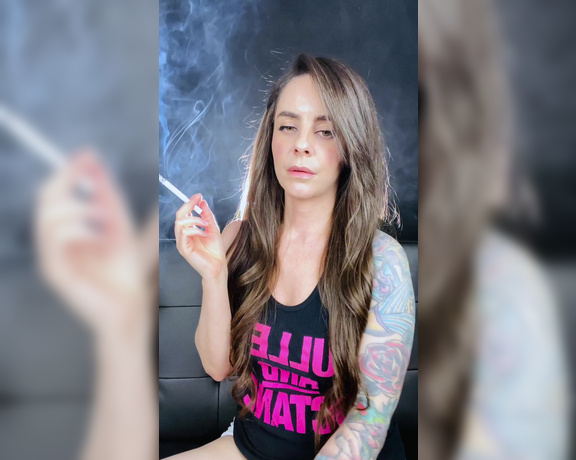 ManyVids - Dani Lynn - Smoking in Boy Shorts