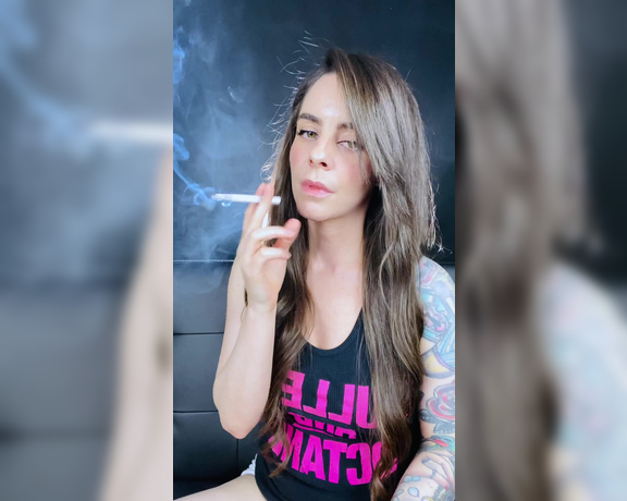 ManyVids - Dani Lynn - Smoking in Boy Shorts