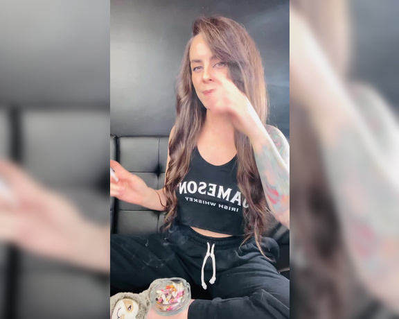 ManyVids - Dani Lynn - Smoking in Sweatpants