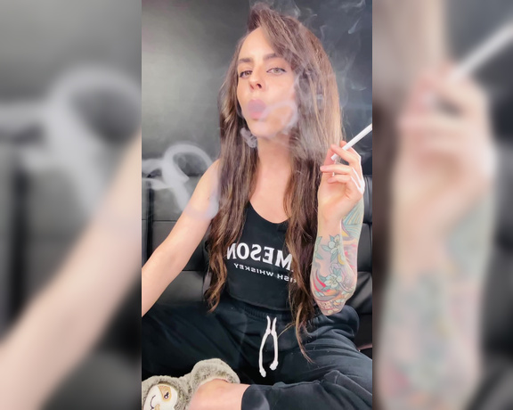 ManyVids - Dani Lynn - Smoking in Sweatpants