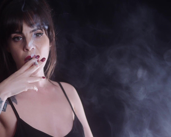 ManyVids - Dani Lynn - Smoking Marlboro Gold 100s Up Close