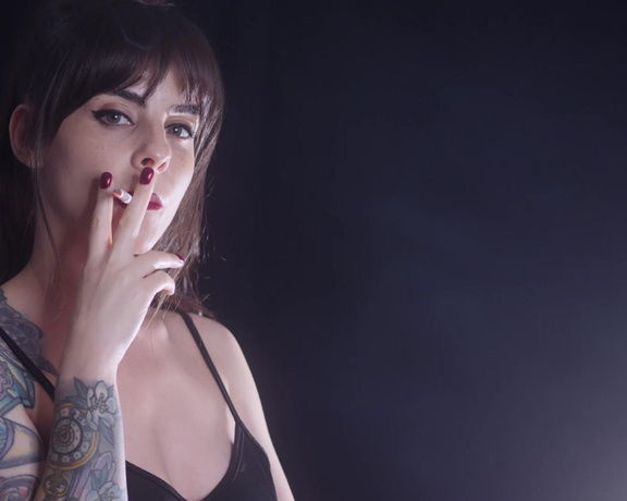 ManyVids - Dani Lynn - Smoking Marlboro Gold 100s Up Close