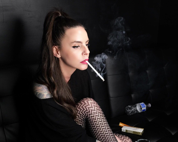 ManyVids - Dani Lynn - Smoking on Live 2