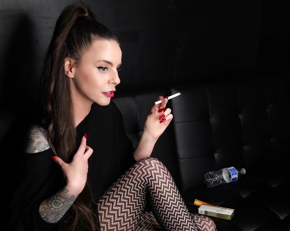 ManyVids - Dani Lynn - Smoking on Live 2