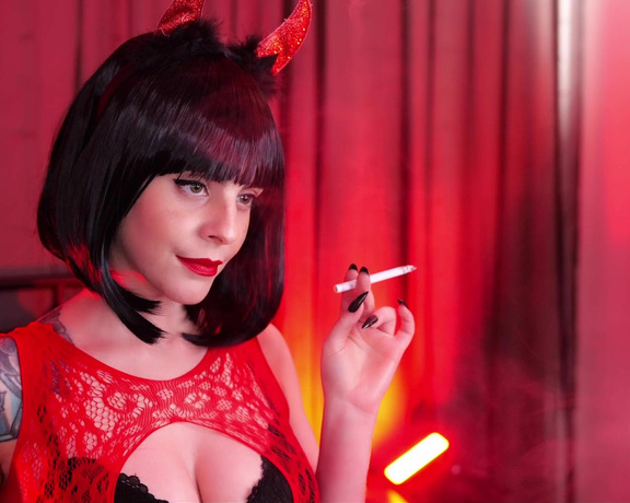 ManyVids - Dani Lynn - Smoking She Devil Close Up