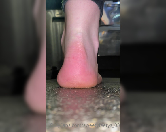 Sweetyfeetys_03 Onlyfans - Imagine being a size of a peck next to my foot … Also a little reminder, I work over the weekends