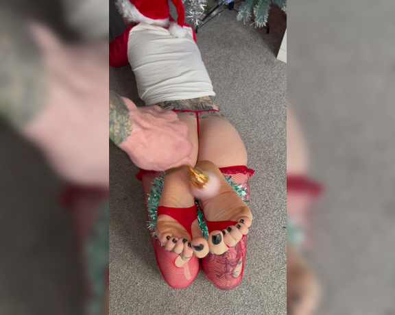 Sweetyfeetys_03 Onlyfans - Christmas tickling Can I be your present underneath the Christmas tree so you can tickle me all