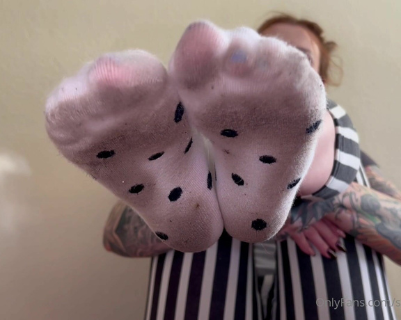 Sweetyfeetys_03 Onlyfans - Ready to smell my dirty socks and cum ! Kam on holiday = stinky feet and socks ! And I know how