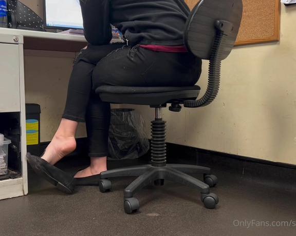 Sweetyfeetys_03 Onlyfans - Dangling flats & shoeplaying at work ! I know you would love to be sneaky and watch me shoeplayin