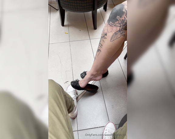 Sweetyfeetys_03 Onlyfans - Coffee date shoeplaying Imagine going for a date with me and seeing my super old and smelly flats