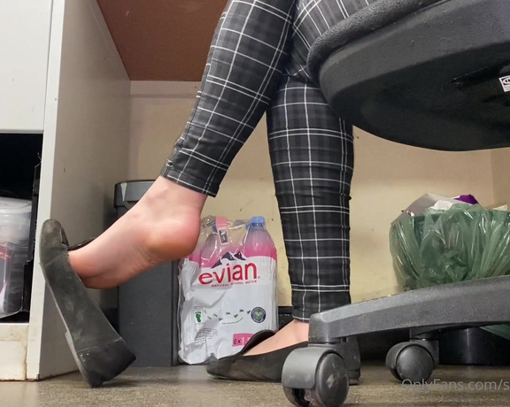 Sweetyfeetys_03 Onlyfans - Who loves flats shoeplaying at work