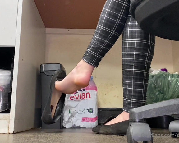 Sweetyfeetys_03 Onlyfans - Who loves flats shoeplaying at work