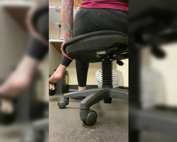 Sweetyfeetys_03 Onlyfans - Shoeplaying at work & dangling flats… (swipe for the video) Imagine your my new coworker and yo 2