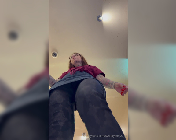 Sweetyfeetys_03 Onlyfans - GIANTESS BARISTA crushes her coworker ! Somehow you got shrunk while at work and you had to hide