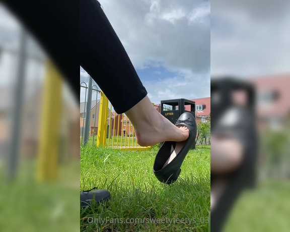 Sweetyfeetys_03 Onlyfans - How about dangling flats in the park