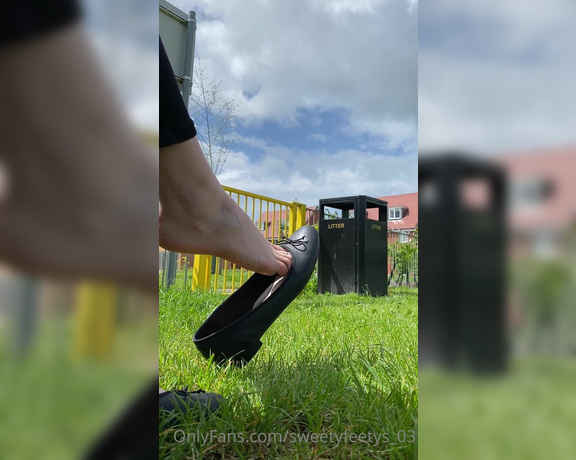 Sweetyfeetys_03 Onlyfans - How about dangling flats in the park